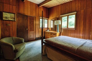 4 bedrooms, desk, iron/ironing board, free WiFi