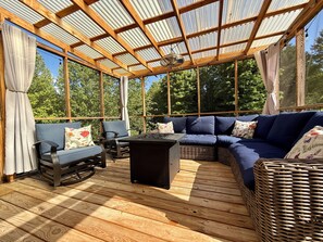 Smart TV, fireplace, video games, books - Mountain Holiday Home, Easy-Access, Tranquil 4BR Stay Between Asheville & Skiing (Weaverville)