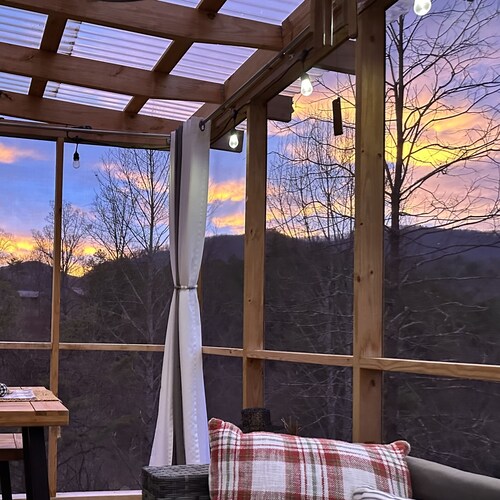 Peaceful Mountain Retreat, Great for Groups, Spacious, 15min Asheville, Enjoy!