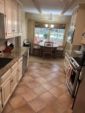 Fridge, microwave, oven, stovetop - Game day weekend retreat! (Athens)