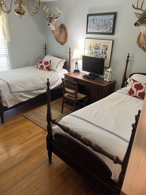 4 bedrooms, iron/ironing board, WiFi, bed sheets - Game day weekend retreat! (Athens)