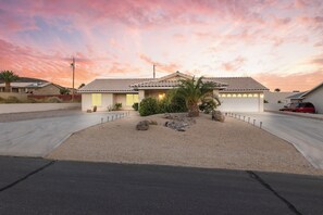 المنطقة المحيطة بالمنشأة