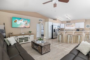 Smart-TV, Videospiele, Tischtennisplatte, Computerbildschirme