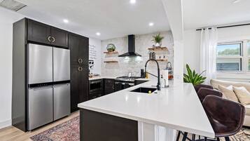 Een koelkast, een magnetron, een oven, een kookplaat