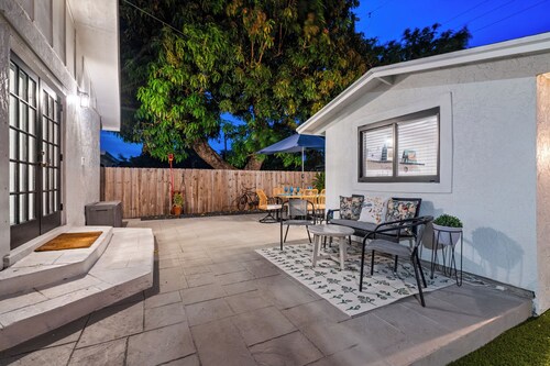 Walk to Antique Row - Family-Friendly West Palm Beach Home