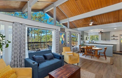 Stunning Lake View Cabin with a 240 degree view of Lake Gregory, Sleeps 8