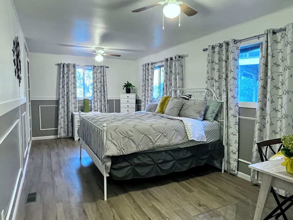 Stunning Lake View Cabin with a 240 degree view of Lake Gregory, Sleeps