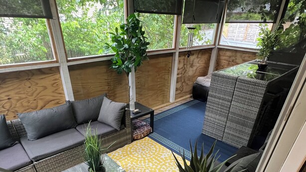 Un salon confortable avec un canapé, une table basse et des plantes en pot.