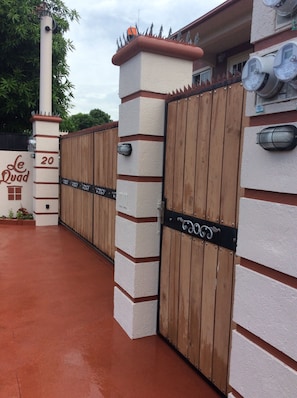 Exterior detail - Private Spacious & Secured @ Le quad - w/ Pool (small) (Kingston)