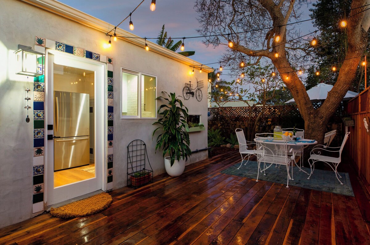 Dreamy Beach Cottage with Jacuzzi and Sauna~ Walk to the Beach & Park