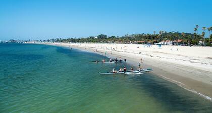 Dreamy Beach Cottage with Jacuzzi and Sauna~ Walk to the Beach & Park