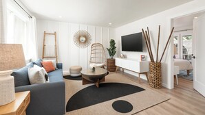 Una sala moderna con un sofá, una mesa de centro y objetos decorativos.