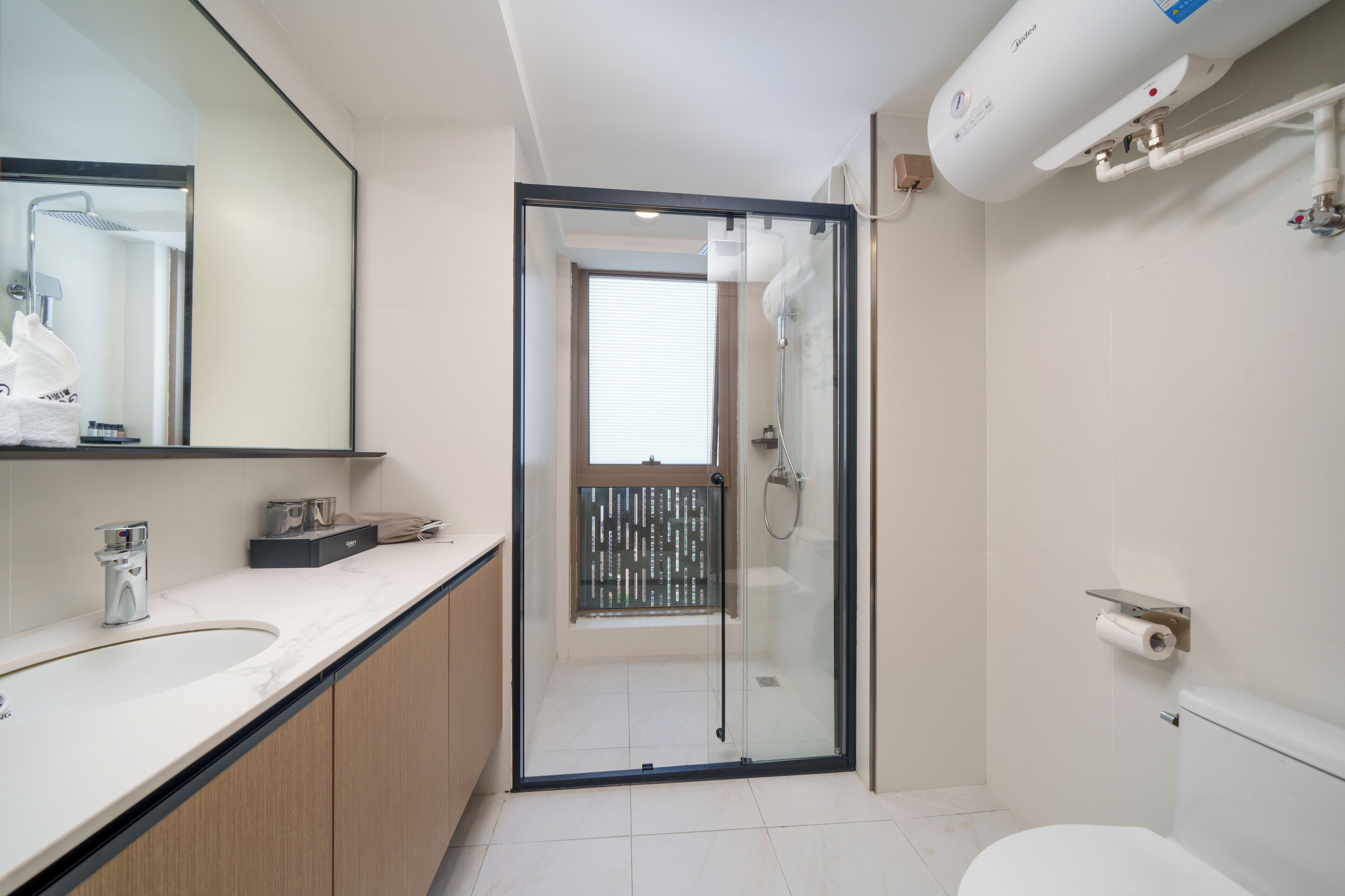 Shower, rainfall showerhead, free toiletries, hair dryer