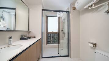Shower, rainfall showerhead, free toiletries, hair dryer