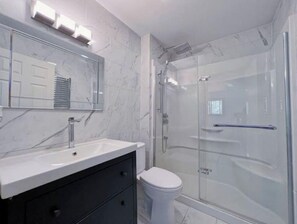 Dusche, Haartrockner, Handtücher, Toilettenpapier