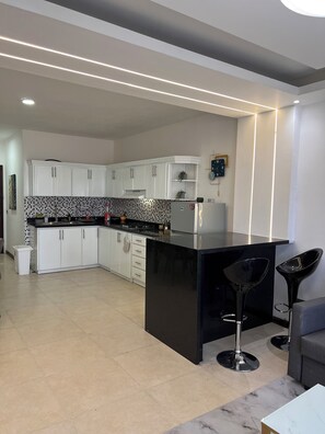 Peti sejuk, ketuhar gelombang mikro, ketuhar, pengisar