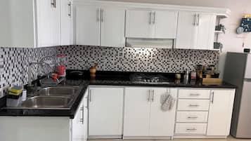 Refrigerador, microondas, horno y licuadora