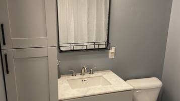 Douche, serviettes fournies, savon, papier toilette