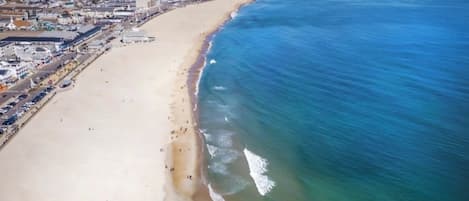 在海滩、沙滩椅
