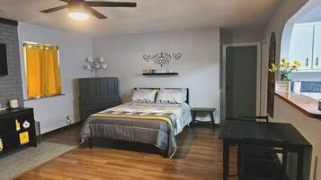 1 slaapkamer, een strijkplank/strijkijzer, reisbedje, gratis wifi