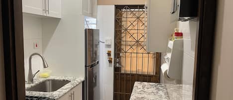 Refrigerador, microondas, horno y parrilla de estufa