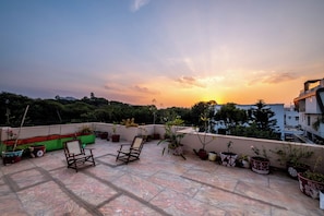 Terrace/patio - Let's have family chaupal ( chit chat) at Aangan by Aromataruvilla udaipur  (Udaipur)