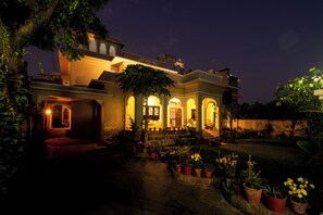 Exterior - Let's have family chaupal ( chit chat) at Aangan by Aromataruvilla udaipur  (Udaipur)