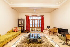 Living area - Let's have family chaupal ( chit chat) at Aangan by Aromataruvilla udaipur  (Udaipur)