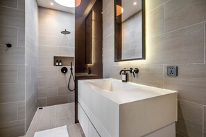 Villa Deluxe, 3 chambres, piscine privée, vue sur la piscine | Salle de bain | Douche, douche cascade, séchoir à cheveux, serviettes fournies