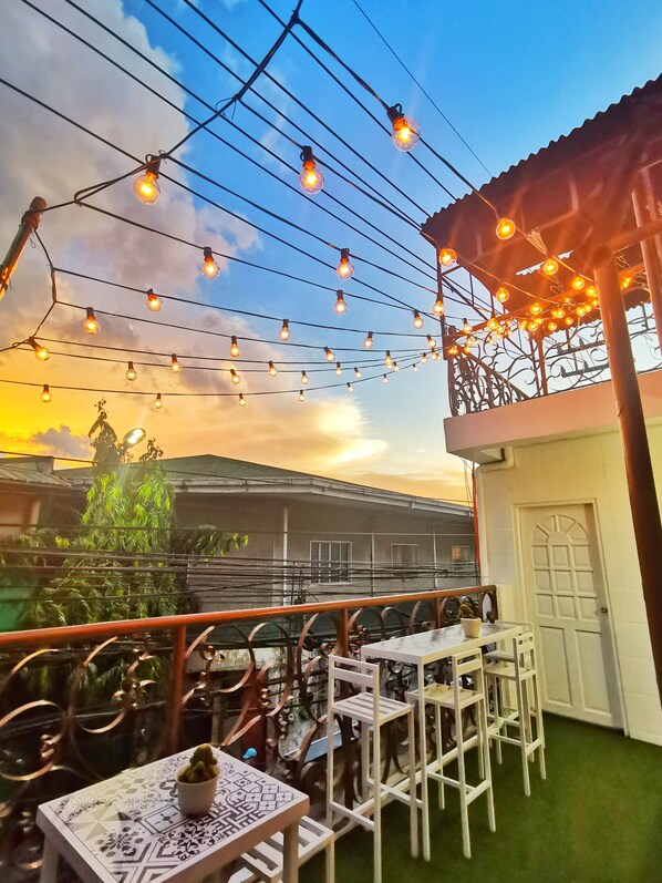 Terrace/patio - NomadsMNL Hostel (Parañaque)