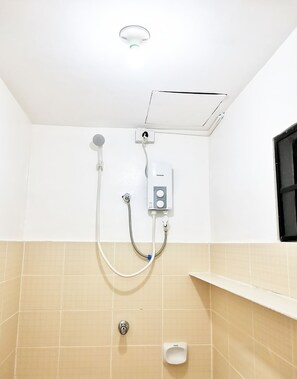 Basic-fællessovesal | Badeværelse | Bruser, hårtørrer, bidet, håndklæder