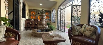 Entire Colonial Home with Private Parking - 6 min drive to Centro