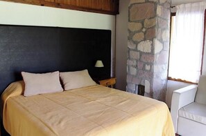 4 habitaciones, tabla de planchar con plancha, wifi y ropa de cama 