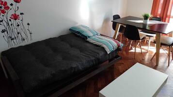 1 habitación, tabla de planchar con plancha, wifi gratis y ropa de cama