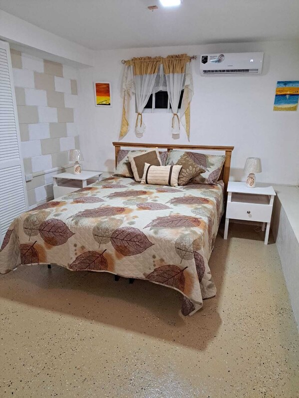 Iron/ironing board, WiFi, bed sheets - Studio in Callenders Garden (Christ Church)