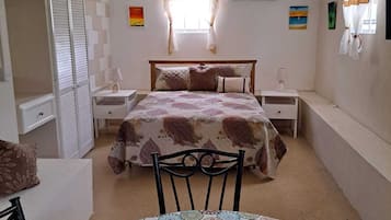 Tabla de planchar con plancha, wifi y ropa de cama