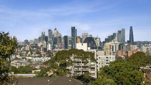 Un horizonte urbano con edificios altos y modernos, incluyendo una estructura curva distintiva.