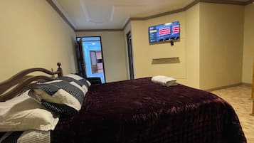 5 bedrooms, iron/ironing board, WiFi, bed sheets