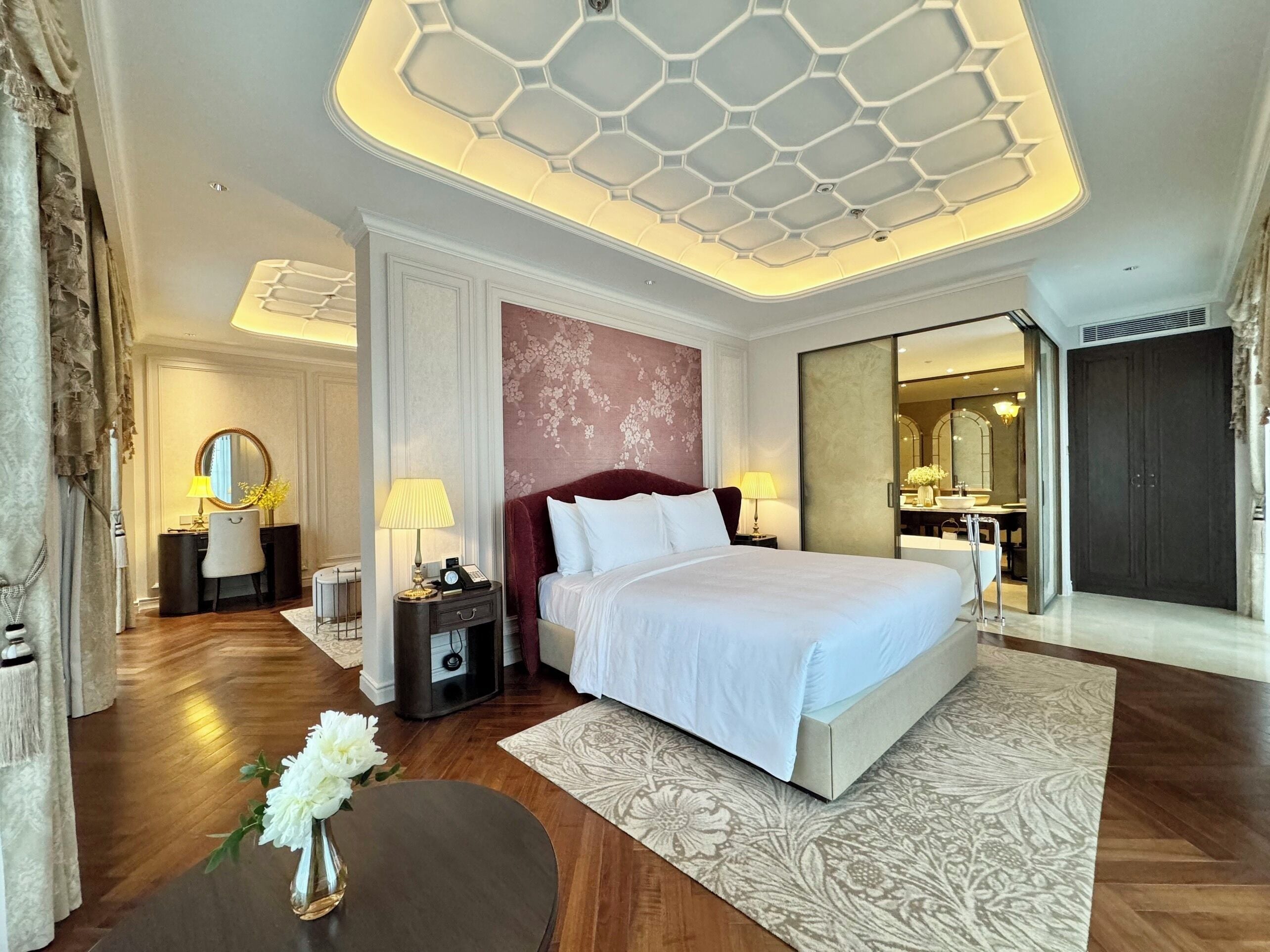 Premier Suite | Minibar, in-room safe, desk, laptop workspace