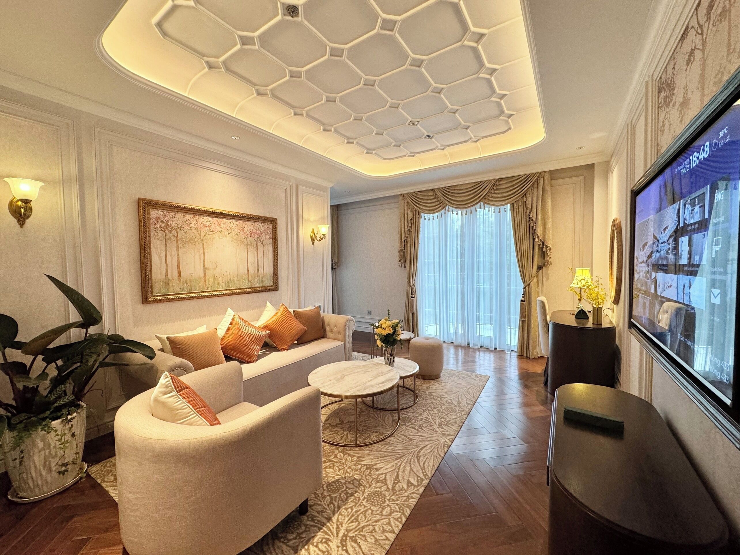 Premier Suite | Minibar, in-room safe, desk, laptop workspace