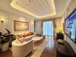 Premier Suite | Minibar, in-room safe, desk, laptop workspace