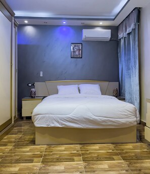 3 bedrooms, desk, WiFi, bed sheets