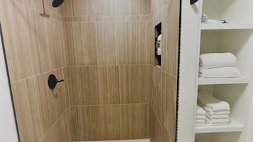 Douche, sèche-cheveux, serviettes fournies, savon