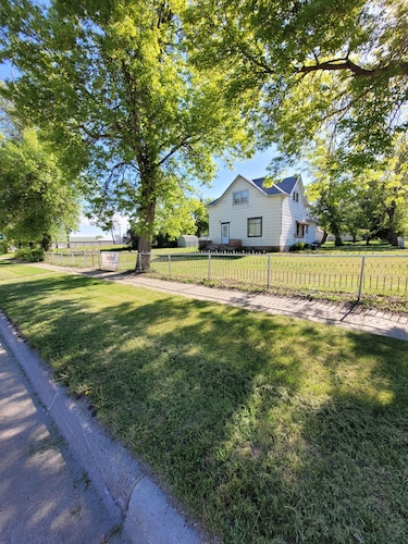 Main Street Home-Locally Owned-No Cleaning Fees-Pets Allowed