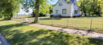 Main Street Home-Locally Owned-No Cleaning Fees-Pets Allowed