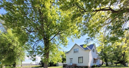 Main Street Home-Locally Owned-No Cleaning Fees-Pets Allowed