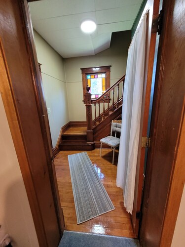 Main Street Home-Locally Owned-No Cleaning Fees-Pets Allowed
