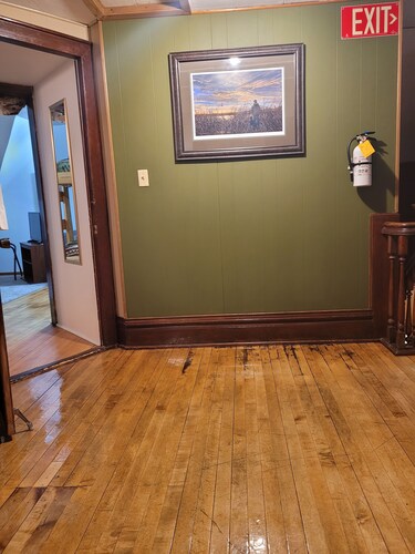 Main Street Home-Locally Owned-No Cleaning Fees-Pets Allowed