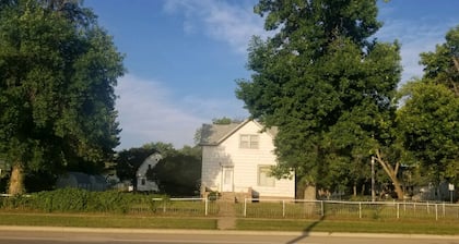 Main Street Home-Locally Owned-No Cleaning Fees-Pets Allowed