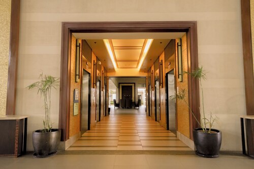 Modern City Flat Near Business Centers & Malls